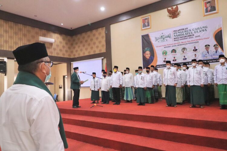 Mustafa Nakhodai PCNU Payakumbuh 1 DILANTIK—Ketua PWNU Sumbar melantik Pengurus PCNU Kota Payakumbuh disaksikan Wali Kota Payakumbuh H Riza Falepi.