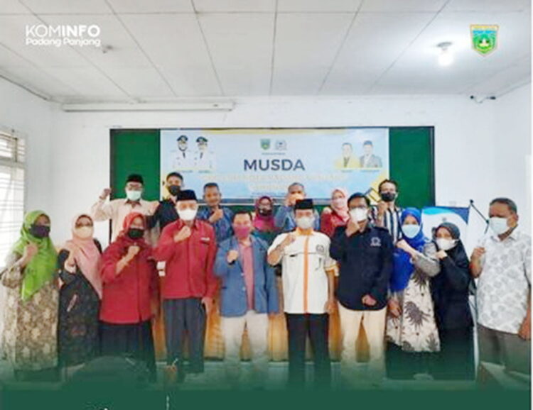 Peserta musyawarah daerah (Musda) kembali memilih Dr. Novi Hendri, SE, M.Si Datuak Bagindo Saidi sebagai ketua Dewan Pimpinan Daerah Lembaga Pemberdayaan Masyarakat (DPD LPM) Kota Padang Panjang.