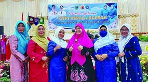 Ketua TP PKK Kabupaten Agam Ny Yenni Andri Warman menghadiri pertemuan Forum Istri Kepala Daerah se-Sumbar di Gedung Kubuang Tigo Baleh, Kota Solok, Rabu (16/3).