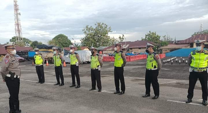 Enam Hari Operasi Singgalang 2022, 100 Lembar Surat Tilang Melayang di Pariaman 1 Baru enam hari digelarnya Operasi Keselamatan Singgalang 2022, Satlantas Polres Pariaman telah menerbitkan lebih 100 surat tilang kepada pengendara yang melanggar aturan lalu lintas, Minggu (6/3).