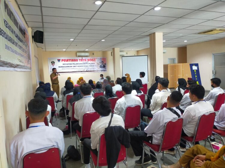 PEMBUKAAN Asisten II Perekonomian dan Pembangunan Setda Kota padang Endrizal membuka pelatihan barista dan tata boga yang diikuti sebanyak 32 peserta.