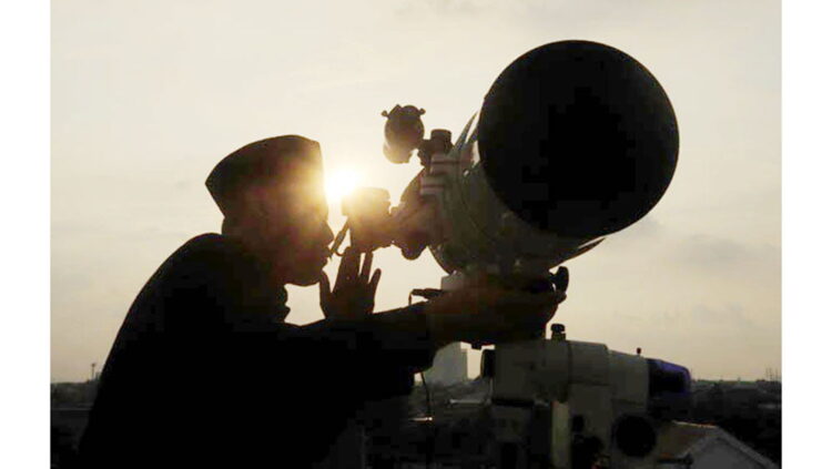 Awal Puasa Diputuskan di Sidang Isbat 1 April 1 ILUSTRASI— Petugas tengah memantau hilal untuk menentukan 1 Ramadan pada tahun lalu.