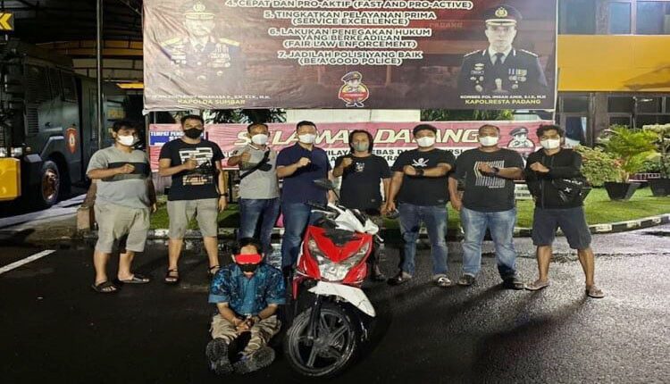 Modus Numpang Tidur, Pria Asal Riau Larikan Motor Penjual Jamu di Kota Padang 1 CURI MOTOR— Pelaku Hendra Saputra (39) yang mencuri sepeda motor milik penjual jamu ditangkap Tim Klewang Satreskrim Polresta Padang.
