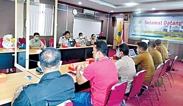 RAPAT KOORDINASI— Karantina Kelas I Lampung, Balai Karantina Kelas II Cilegon, Balai Karantina Kelas I A Padang dan Dinas Peternakan dan Kesehatan Hewan (Disnak) melakukan rapat pembahasan pengawasan dan pengetatan Hewan Penular Rabies (HPR), di Balai Karantina Kelas I A Padang.