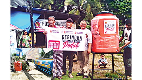 PENYALURAN AIR BERSIH— Kader Gerindra Pasbar menyalurkan air bersih serta tong penampungannya kepada warga Kajai, Pasbar yang menjadi korban gempa.
