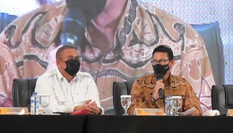 DUKUNGAN— Wakil Ketua Dewan Pembina Partai Gerindra Sandiaga Salahudin Uno hadir dalam Rapat Koordinasi Daerah (Rakorda) DPD Partai Gerindra Sumbar di Hotel Truntum Padang, Sabtu (26/3).