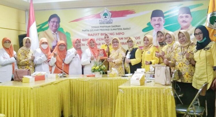 FOTO BERSAMA— Para pengurus berfoto bersama usai pertemuan Bidang Perempuan dan Ketahanan Keluarga (BPKK) DPW PKS Sumbar dengan Kesatuan Perempuan Partai Golkar (KPPG) digelar pada Jumat (25/3).