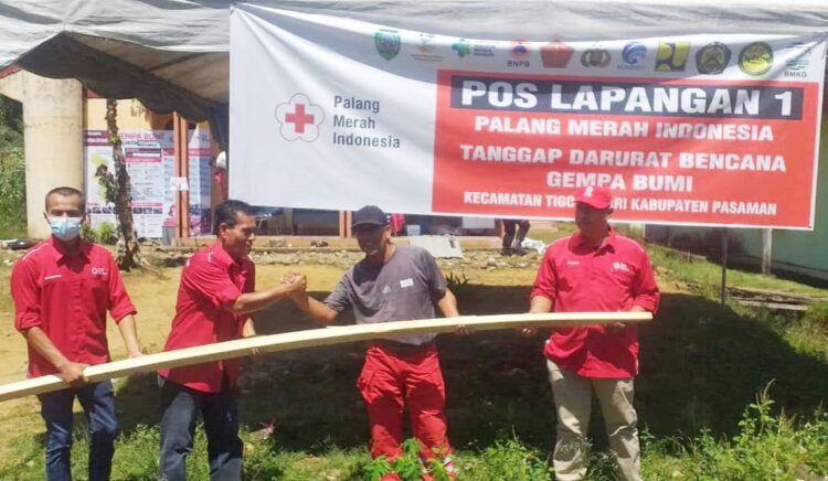 PMI Kota Padang Panjang, Salurkan lagi Bantuan untuk Korban Gempa 1 SERAHKAN—Tim Palang Merah Indonesia (PMI) Kota Padang Panjang kembali menyalurkan donasi untuk korban gempa di Pasaman.