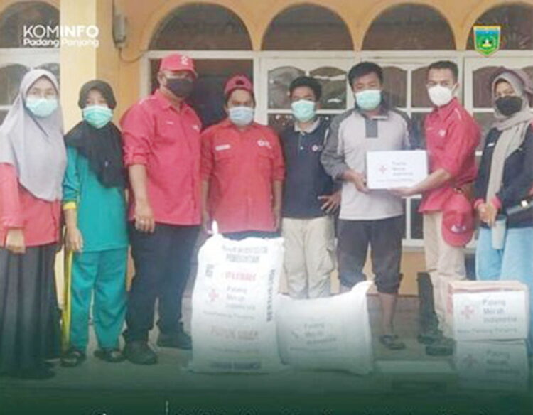 SERAHKAN BANTUAN—Tim PMI Kota Padangpanjang serahkan bantuan korban gempa.