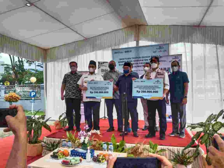 BANTUAN— Bupati Pasaman Benny Utama menerima bantuan kemanusiaan untuk korban bencana dari Taspen Group.