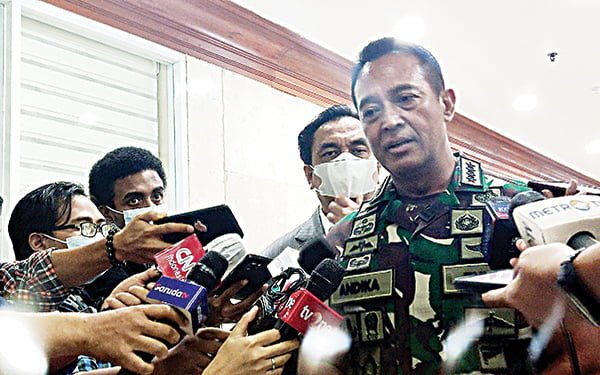 JELASKAN—Panglima TNI Jenderal Andika Perkasa jelaskan kepada wartawan di Kompleks Parlemen, Senayan, Jakarta, Kamis (24/3).