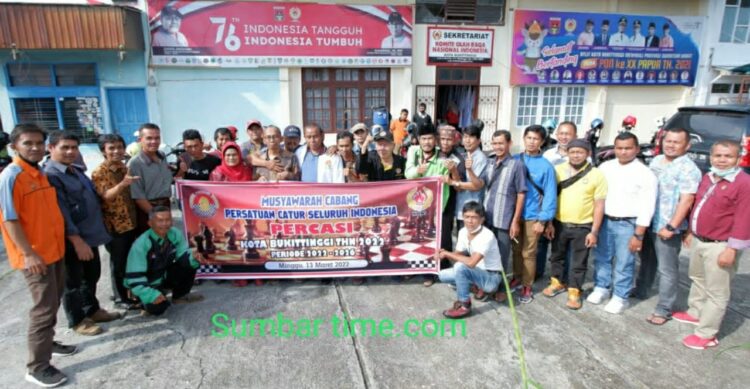 FOTO BERSAMA-Panitia Mucab Percasi Kota Bukittinggi foto bersama usai melaksanakan Muscab Percasi dan Afdal Sati terpilih secara aklmasi pimpin Pecrcasi Bukittinggi.