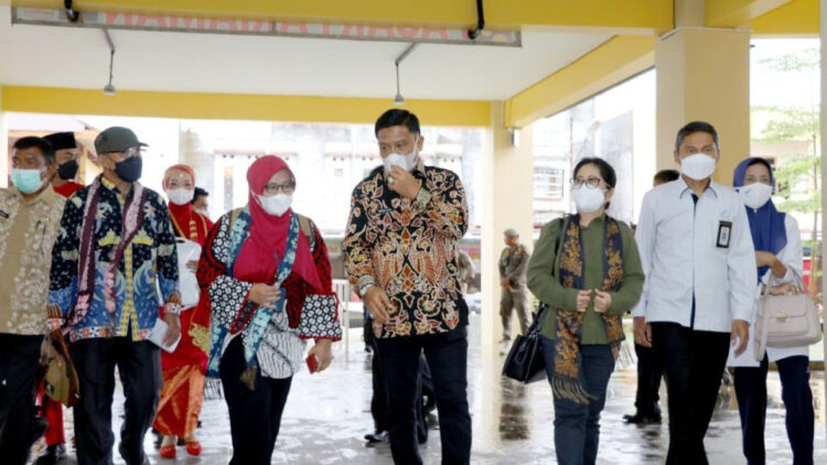 TINJAU—Tim verifikasi Pasar Pangan Aman turun meninjau Pasar Rakyat Kota Pariaman, kemarin.