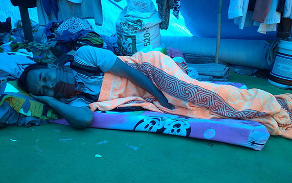 LEMAS—Terlihat Khairul,salah seorang pengungsi di Kajai, sedang berguling lemas, akibat demam yang menyerangnya, karna stamina badan menurun.