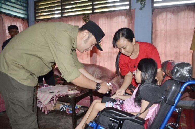Peduli Kaum Disabilitas, Bupati Sijunjung Antarkan Langsung Bantuan Kursi Roda 1 BANTUAN KURSI RODA— Bupati Sijunjung Benny Dwifa mengantarkan langsung bantuan kursi roda untuk sejumlah rumah warga penyandang disabilitas.