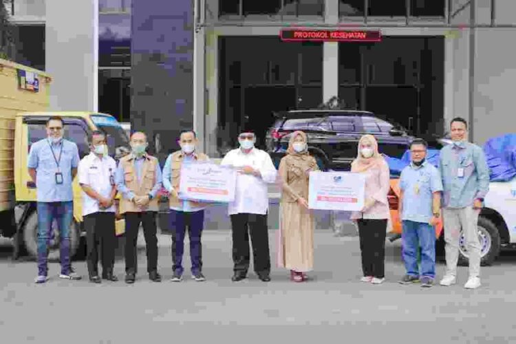 PELEPASAN—Bupati Pasaman Benny Utama saat melepas bantuan dari Bank Nagari Sumatera Barat untuk korban bencana alam di Pasaman.