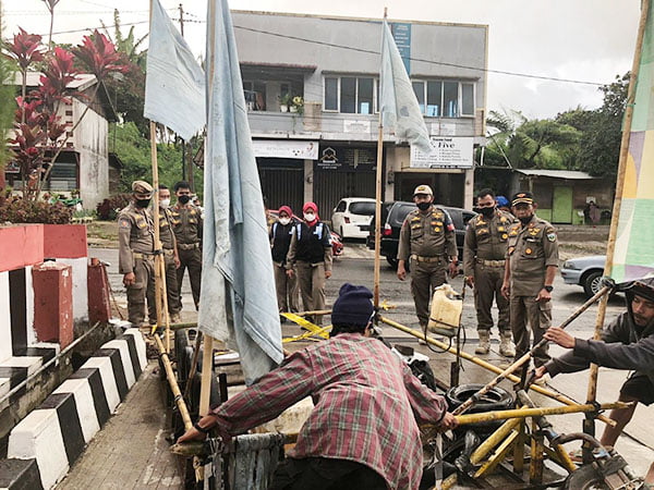 TERTIBKAN— Tim Operasional Pencegah Gangguan Trantibum Satpol PP Damkar, tertibkan pengendara vespa.