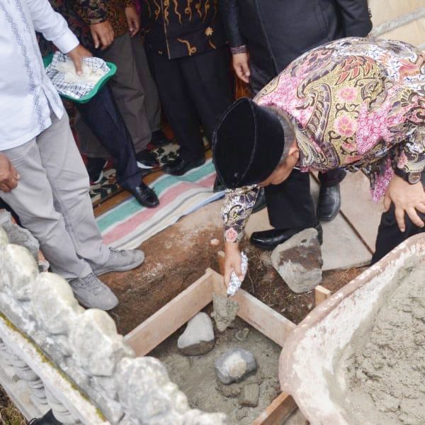 LETAKAN— Bupati Agam Andri Warman meletakan batu pertama pembangunan Pondok Tahfidz Quran Waladun Shaleh di Jorong Sigiran Nagari Malalak Utara.