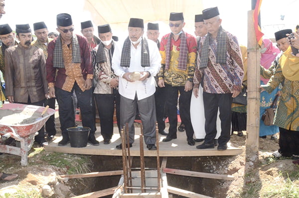 ASRAMA PUTRA— Bupati Agam Andri Warman mengharapkan peletakan batu pertama pembangunan asrama putra dapat memberikan manfaat dan menambah semangat belajar untuk memperdalam ilmu agama.