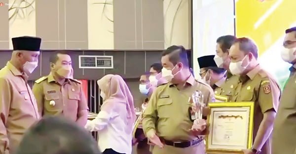 PENGHARGAAN— Pemkab Agam menerima Penghargaan Pembangunan Daerah (PPD) tahun 2022.