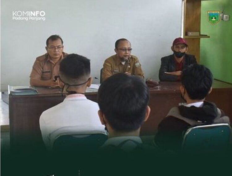 BUKA— Kepala DPMPTSP, Ewasoska, S.H saat membuka kegiatan Seleksi Pelatihan Bahasa Jepang, Senin (7/3) di Aula Senja Kenangan, Kelurahan Bukit Surungan.