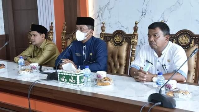 RAPAT— Asisten II  Elfis Candra didampingi Kepala Dinas Perindustrian Perdagangan Koperasi dan Usaha Kecil Menengah (Perindagkop & UKM), Alyendra dan jajaran, saat rapat di Balaikota Pariaman.