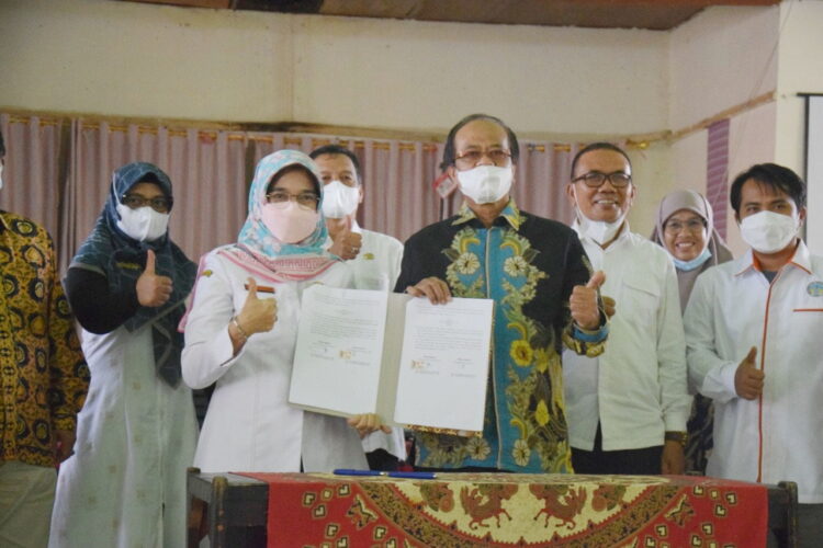 DANA HIBAH— Sekretaris Daerah Kota (Sekdako) Sawahlunto Ambun Kadri memperlihatkan surat dana hibah kepada PSDKU Universitas Negeri Padang.