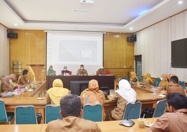 Pemko Padangpanjang Siapkan Langkah Percepatan Penurunan Stunting 1 PIMPIN RAPAT— Sekdako Sonny Budaya Putra, A.P, M.Si, pimpin rapat di Aula Kantor Badan Perencanaan, Penelitian dan Pengembangan Daerah (BAPPEDA). Rapat juga dihadiri Ketua TP-PKK, dr. Dian Puspita Fadly, Sp.JP, Kepala Bappeda, Rusdianto, S.IP, MM dan pejabat terkait lainnya.