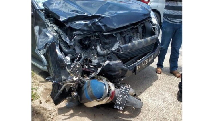 Ditabrak Fortuner di Kabupaten Padangpariaman, Pemotor Tewas di Tempat, Motor Korban Terlindas, Sopir Diamankan 1 KECELAKAAN— Kondisi mobil Toyota Fortuner dan Honda Vario yang terlibat kecelakaan di Lubuk Alung, hingga mengakibatkan satu orang tewas di tempat, Senin (21/3).