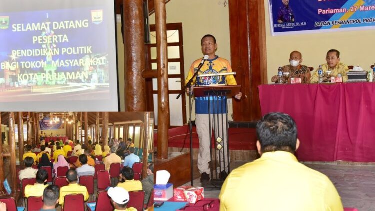 SAMBUTAN—Wako Pariaman Genius Umar berikan sambutan pada acara  pendidikan politik.