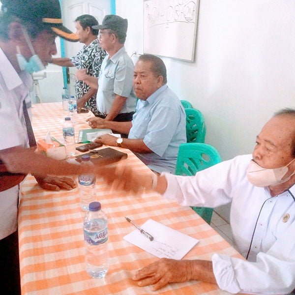RAPAT— Usai rapat Kepala Regu Kerja (KRK) Koperbam Telukbayur, anggota bersalaman dengan pengurus.