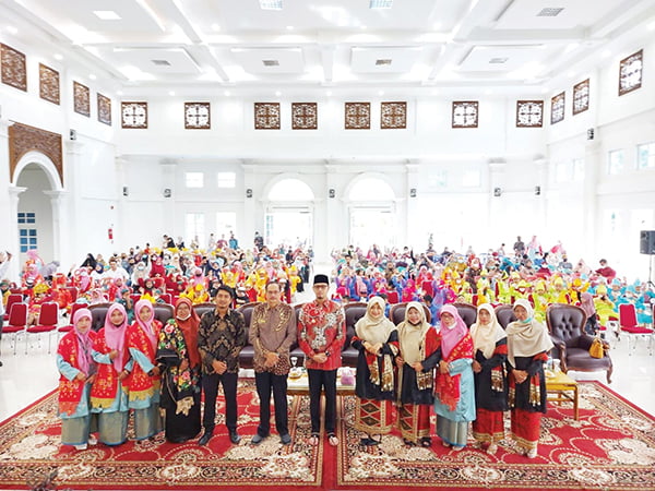 FOTO BERSAMA— Wali Kota Bukittinggi Erman Safar foto bersama usai membuka kegiatan pentas seni KB/TK Al Azhar Bukittinggi.