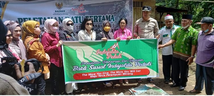 Perantau Minang yang tergabung dalan Indo Jalito foto bersama dengan pejabat Pemkab Sijunjung saat melakukan bedah 6 unit rumah tak mampu di Ranah lansek Manih