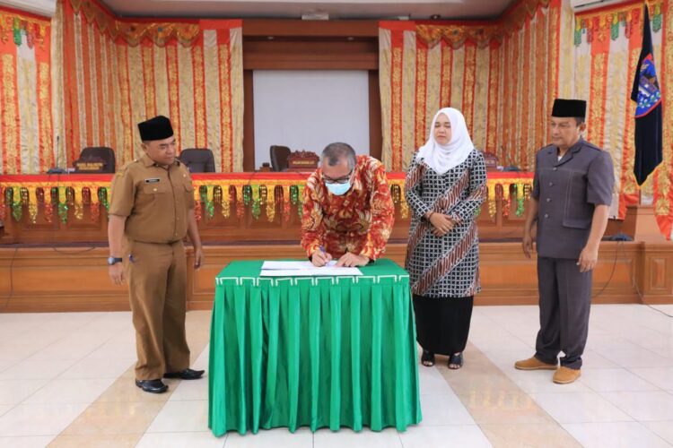 PENGESAHAN PERDA—Wali Kota Payakumbuh Riza Falepi disaksikan Wakil Ketua DPRD Wulan Denura dan Armen Faindal dan Sekwan Yon Refli, menandatangi pengesahan Perda Trantibum di DPRD Kota Payakumbuh.