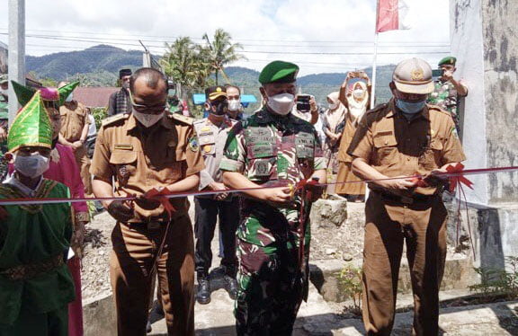 Dandim 0305/Pasaman Resmikan Kampung Pancasila 1 RESMIKAN—Dandim 0305/Pasaman Letkol Kav. Hery Bakty saat meresmikan kampung pancasila di Nagari Air Manggih Lubuk Sikaping, Pasaman.