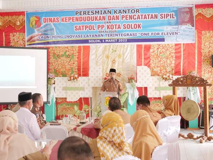 RESMIKAN— Wakil Wali Kota Solok Ramadhani Kirana Putra memberikan kata sambutan saat peresmian Kantor Dinas Kependudukan dan Catatan Sipil (Disdukcapil) Solok.