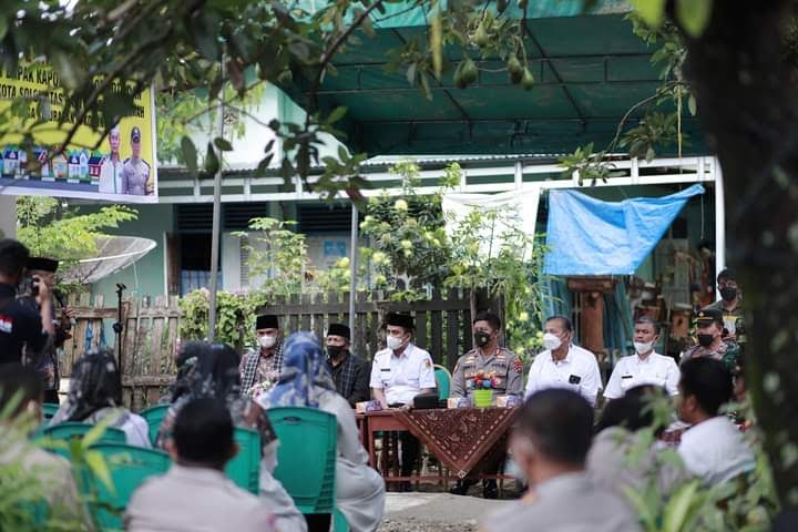 Wawako Solok Resmikan Rumah Mustahik, Membantu Mustahik untuk Bedah Rumah 1 RESMIKAN— Wakil Wali Kota Solok Ramadhani Kirana Putra merresmikan rumah bagi masyarakat kurang mampu terutama dalam program bedah rumah.