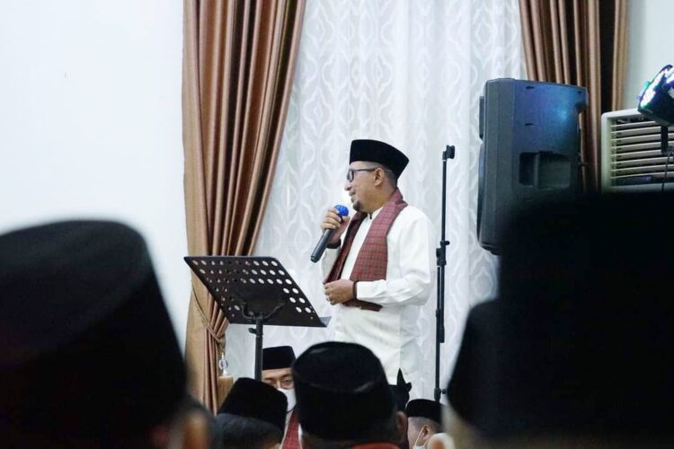 SAMBUTAN—Bupati Eka Putra beri sambutan saat peringati setahun kepemimpinan Bupati dan Wabup Tanahdatar.