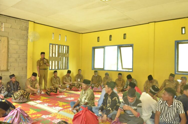 SAMBUTAN— Wabup Sijunjung Iraddatillah memberi sambutan saat doa bersama warga Nagari Tanjung Gadang, Kecamatan Tanjung Gadang jelang masuk bulan suci Ramadhan 1443 H.