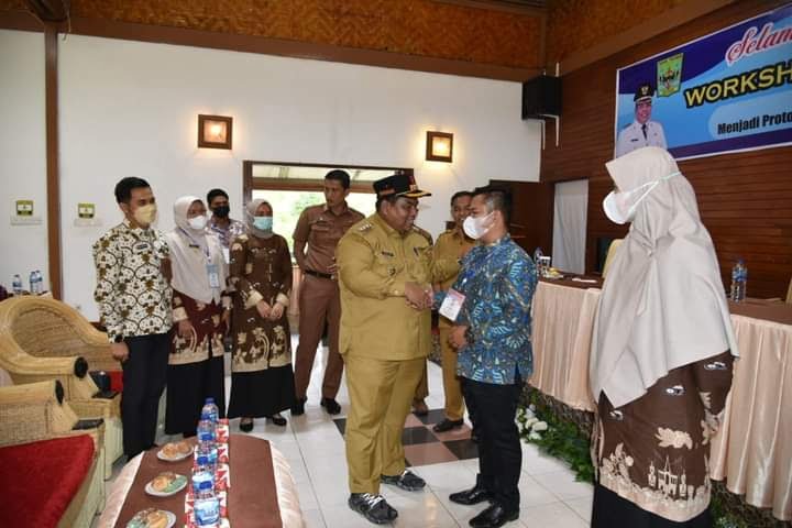 Perlu SDM Keprotokolan di Pemkab Padangpariaman 1 WORKSHOP— Bupati Suhatri Bur usai membuka workshop keprotokolan daerah tahun 2022.