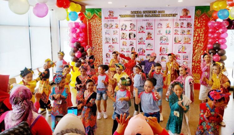 Sanggar Tari Galatiak Pitameh Gelar Lomba Tari Interen 2022, 58 Penari Cilik Unjuk Kebolehan 1 TARI MASSAL— Peserta lomba Tari Interen 2022 Sanggar Tari Galatiak Pitameh terlihat gembira dan antusias mengikuti tari massal.