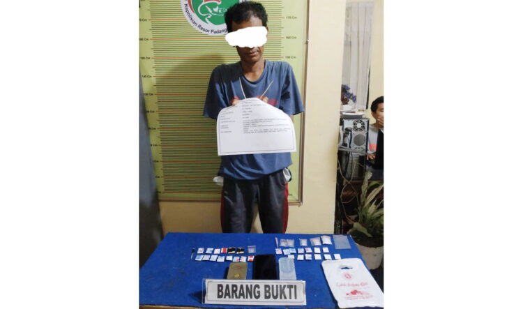 Petani Nyambi Jadi Pengedar di Padang Panjang, Sembunyikan Sabu dalam Pengeras Suara 1 PENGEDAR— Seorang petani berinisial GR (48) diamankan beserta barang bukti sabu oleh Satresnarkoba Polres Padang Panjang lantaran nyambi sebagai pengedar.