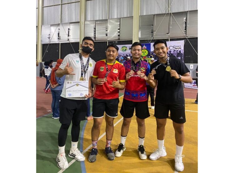 Kejurnas Pickleball UNJ Jakarta, Sumbar Juara Umum, Raih Dua Emas Tiga Perunggu 1 FOTO BERSAM— Atlet Pickleball Sumbar foto bersama usai menjadi juara umum pada Kejurnas Pickleball UNJ Jakarta.
