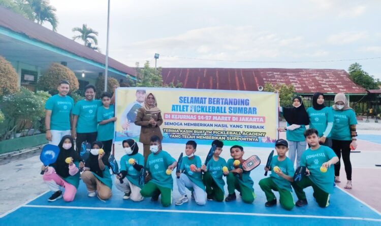 BERSAMA—Atlet pickleball Sumbar foto bersama sebelu berangkat mengikut Kejuaraan Nasional di UNJ Jakarta.