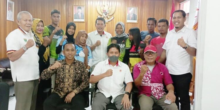 FOTO BERSAMA—Plt Ketum KONI Sumbar Hamdanus foto bersma usai melepas sembilan atlet sepatu roda ke Kejurnas 2022.