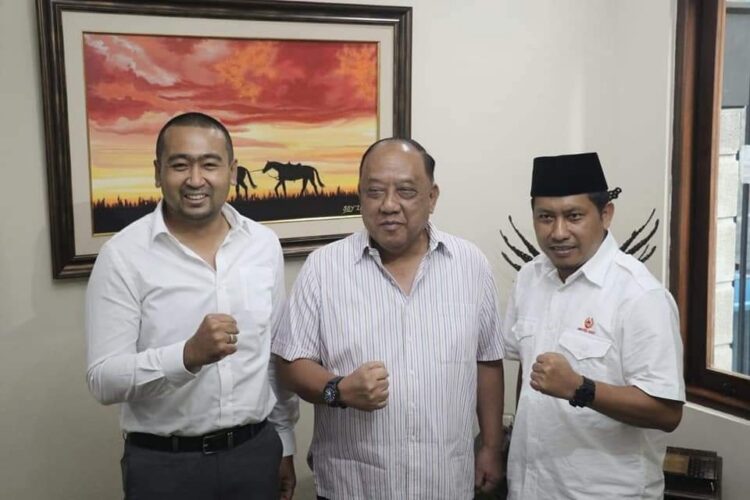 FOTO BERSAMA-Plt Ketum KONI Sumbar Hamdanus (kanan) bersama Ketum KONI Pusat Marciano Norman (tengah) dan Wagub Audy  Joinaldy.