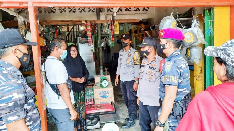 PANTAU STOK MINYAK GORENG— Kapolsek Sikakap Iptu Januar  bersama personel Potmar Lantamala II pantau kelangkaan minyak goreng dan BBM.