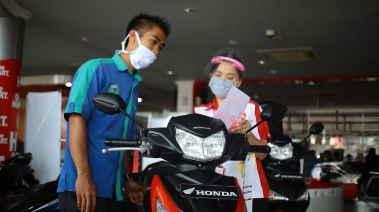 Promo Maret Ceria Menara Agung, Beli Honda GTR 150 Bonus Aksesoris 1 LAYANI KONSUMEN-Sales Marketing Menara Agung tengah melayani konsumen saat pembelian Honda Supra GTR 150.