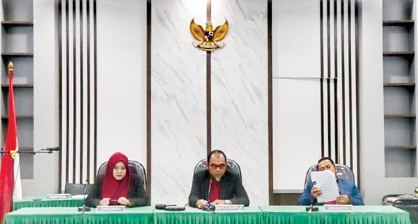 PEMBACAAN PUTUSAN— Anggota Komisioner KI Sumbar menggelar sidang sengketa, kemarin. Hingga saat ini sudah banyak Komisi Informasi Sumbar melahirkan putusan sidang penyelesaian sengketa informasi publik.