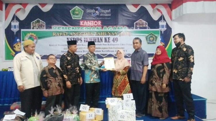 TERIMA PENGHARGAAN— Ketua Koperasi Syariah Ikhwan menerima penghargaan dari Dinas Koperasi dan UMKM Kota Payakumbuh.